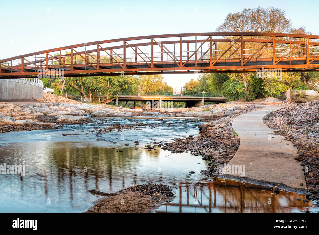 Poudre River e di recente costruzione whitewater park nel centro cittadino di Fort Collins, Colorado, scenario autunnale con una bassa portata di acqua Foto Stock