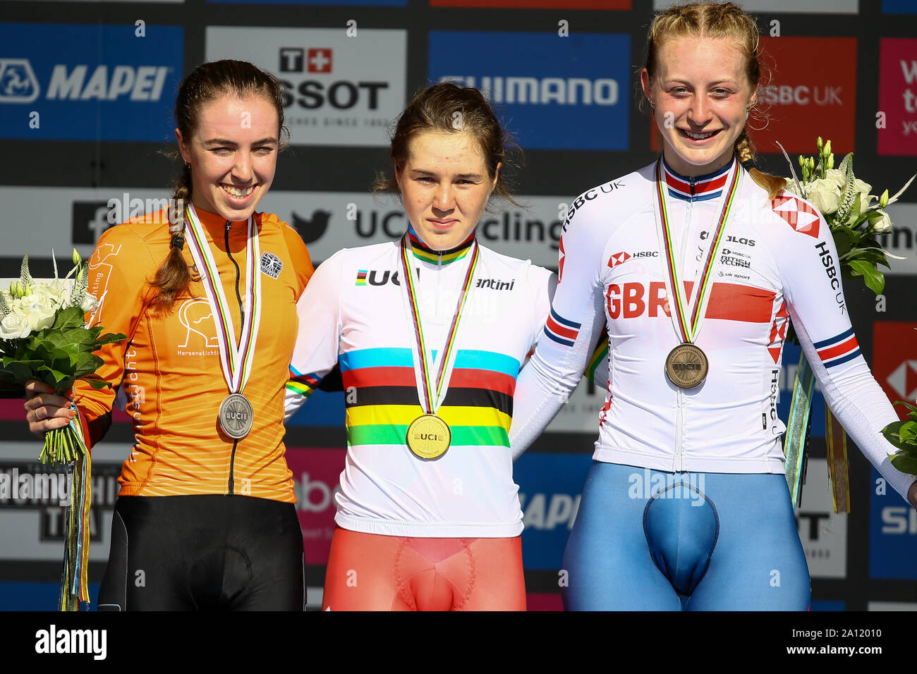 Harrogate, Regno Unito. Il 23 settembre 2019. Elynor Backstedt di Gran Bretagna prende il bronzo Shirin Van Anrooij dei Paesi Bassi prende argento e Aigul Gareeva della Russia prende l'oro nel 2019 strada UCI Campionati del Mondo Junior Womens Cronometro individuale. Settembre 23, 2019 Dan-Cooke credito/Alamy Live News Foto Stock