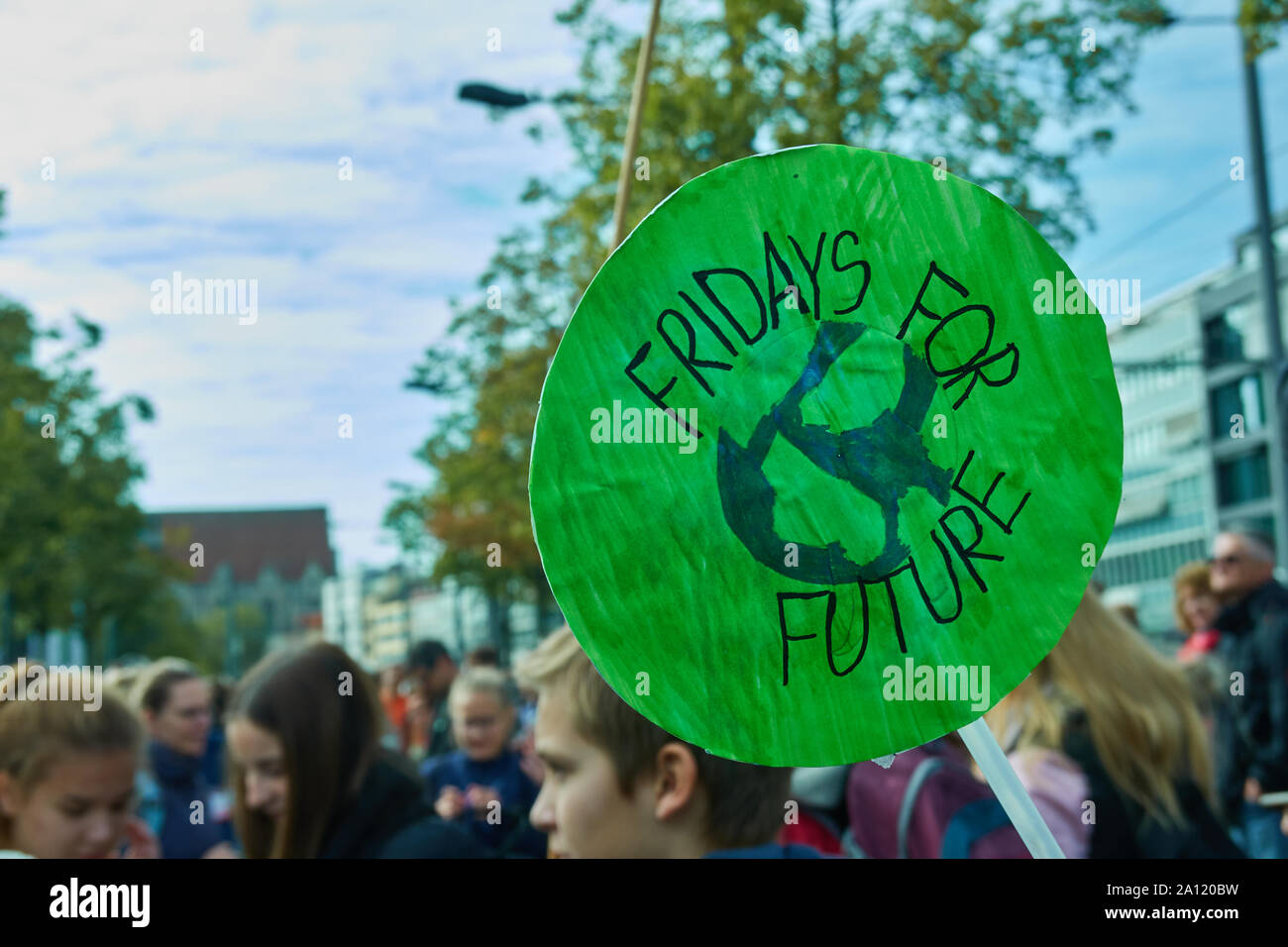 Braunschweig, Germania, Settembre 20, 2019: dipinte a mano poster verde con una massa stilizzata come una manifestazione di protesta contro il cambiamento climatico a venerdì per il futuro Foto Stock