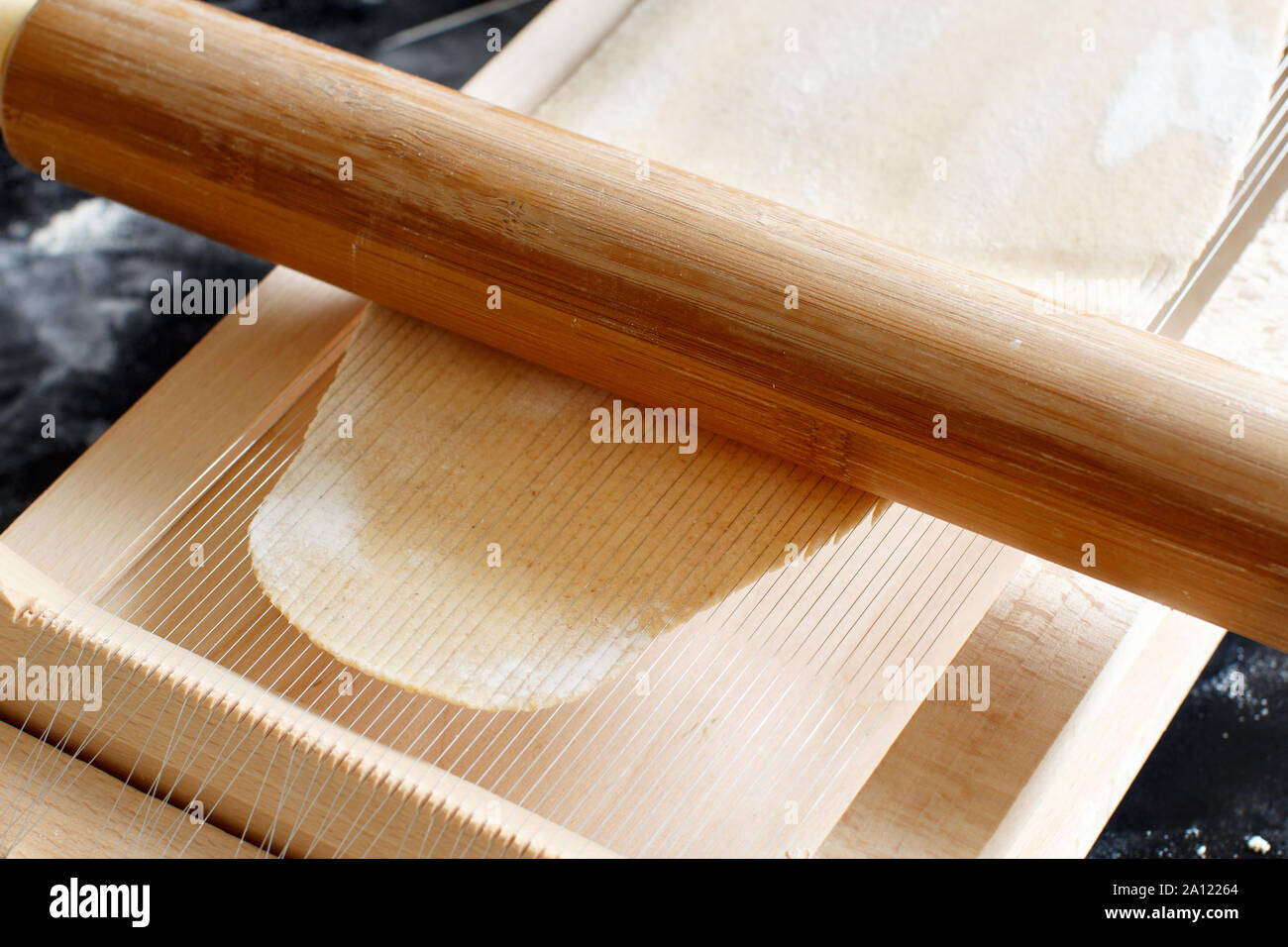 Fare spaghetti alla chitarra con un attrezzo - specialità della regione  Abruzzo Foto stock - Alamy