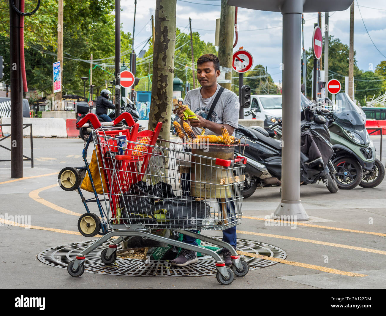 Commerciante di strada per la cottura di mais dolce nel carrello della spesa - Montparnasse, Paris, Francia. Foto Stock