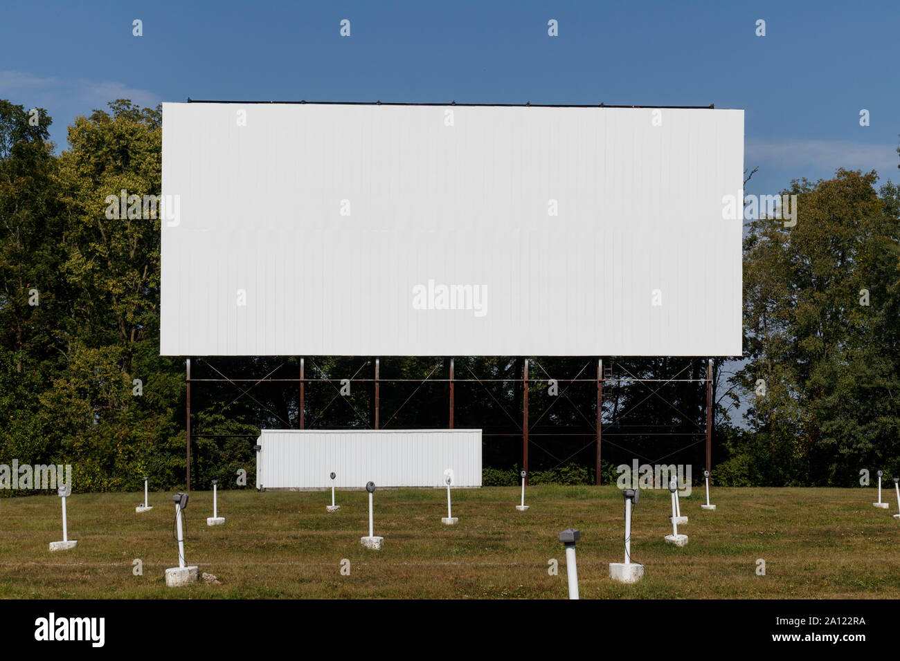 Vecchio tempo Drive-In Movie Theater con schermata bianca vuota per copiare lo spazio o la pubblicità Foto Stock