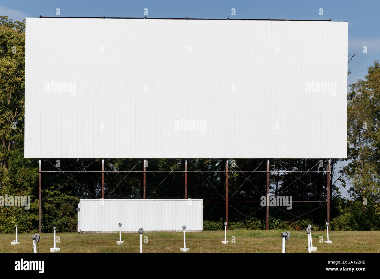 Vecchio tempo Drive-In Movie Theater con schermata bianca vuota per copiare lo spazio o la pubblicità Foto Stock