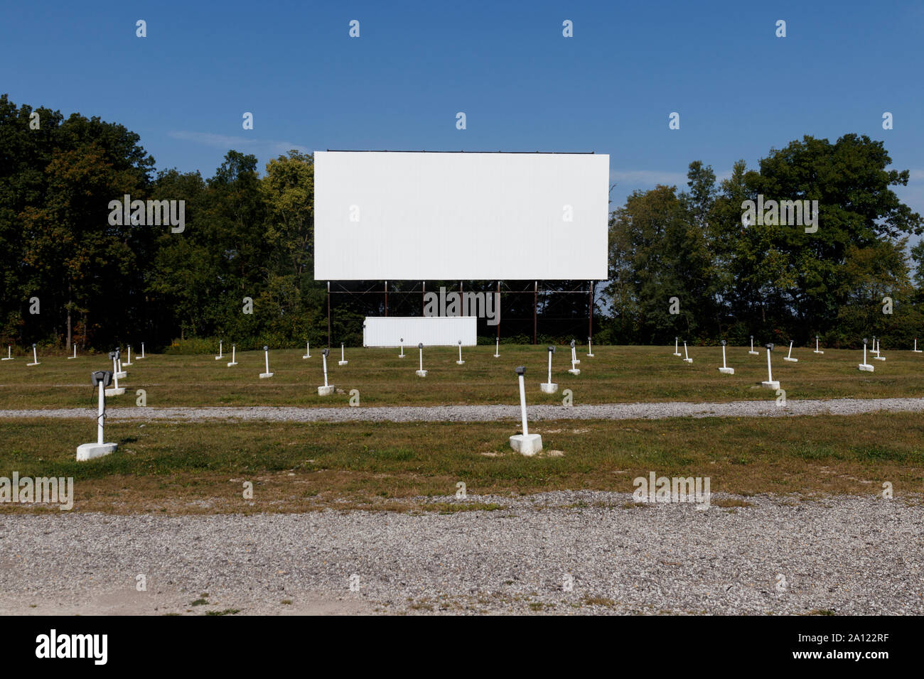 Vecchio tempo Drive-In Movie Theater con schermata bianca vuota per copiare lo spazio o la pubblicità Foto Stock