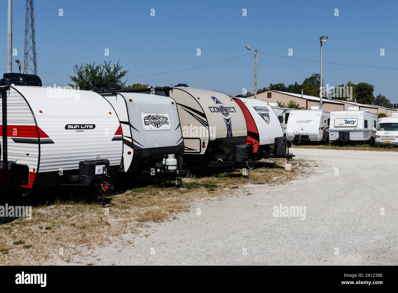 Indianapolis - Circa nel settembre 2019: veicoli ricreativi schierate per la vendita. RV colorate le marche sono disponibili presso un concessionario di camper Foto Stock