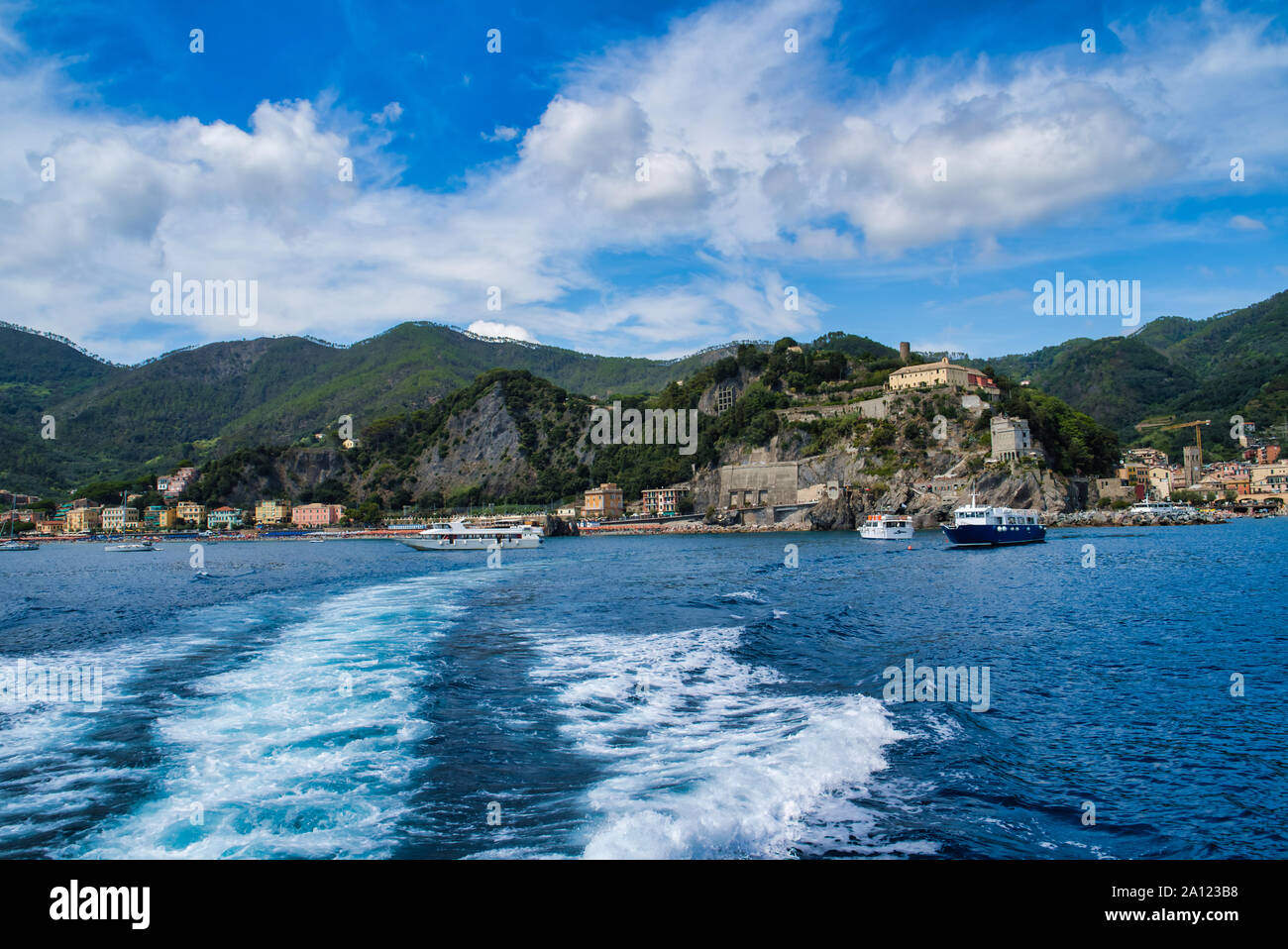 Monterosso al Mare, le Cinque Terre, Italia - Agosto 17, 2019: viaggio in barca lungo la costa del mare, vista città edifici, sky e picchi di montagna. Beach Resort Foto Stock