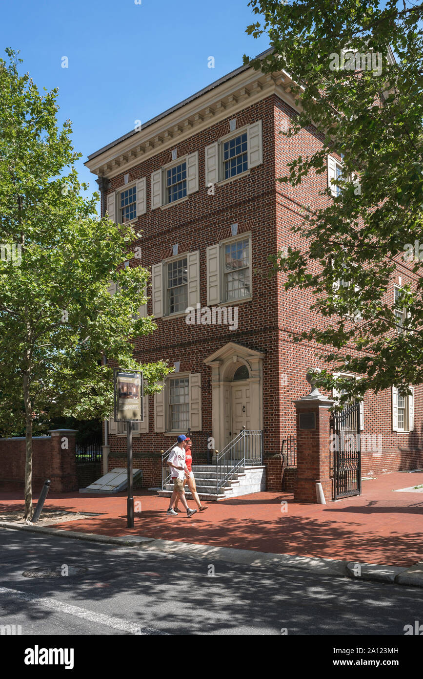 Philadelphia Street, vista dei giovani che camminano lungo Chestnut Street nella storica area del parco nazionale Independence del centro di Philadelphia, Pennsylvania Foto Stock