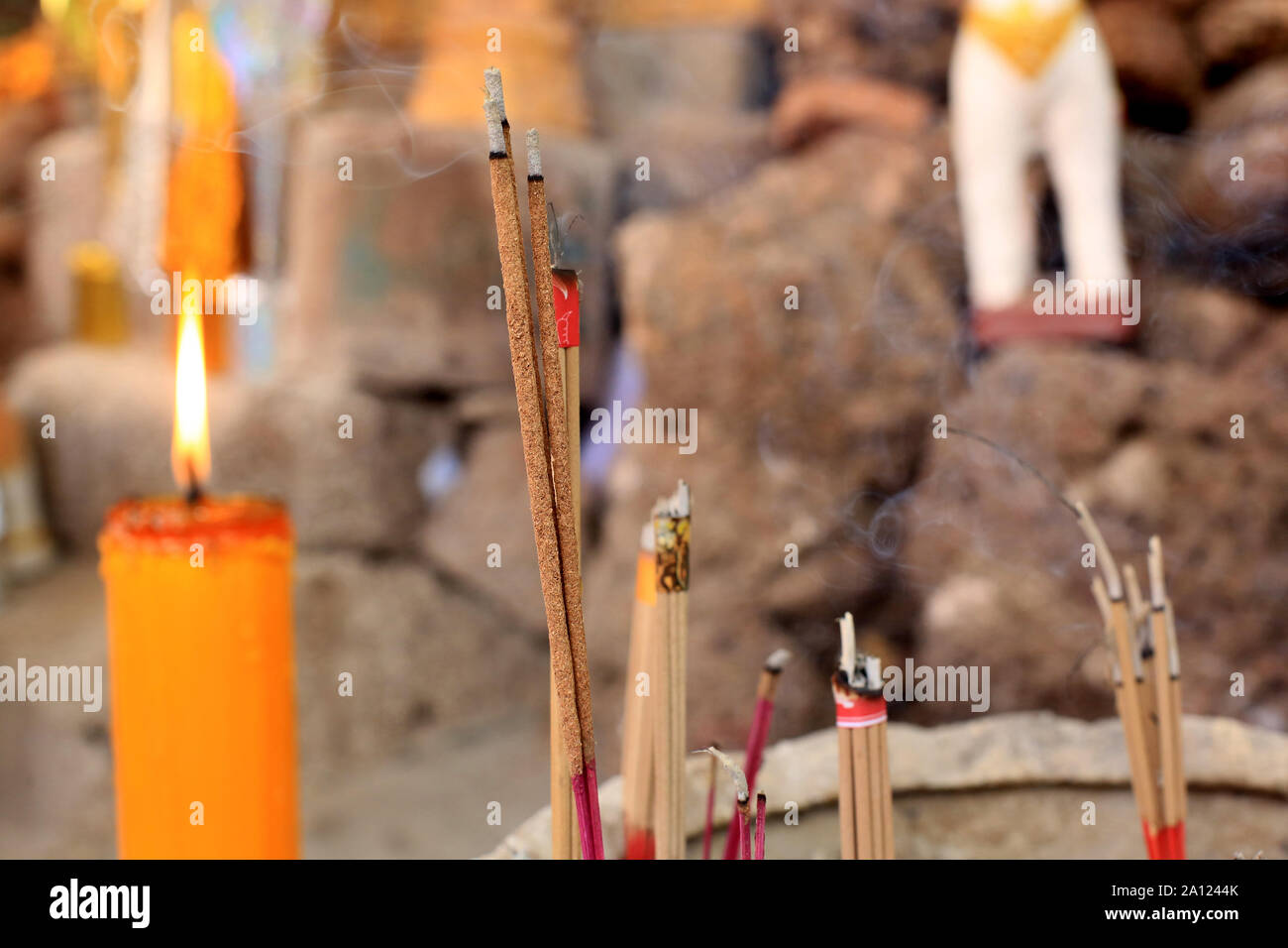 Bâtonnets d'encens. Wat Simuong. Wat Si Muang. Vientiane. Laos. / Bastoncini di incenso. Wat Simuong. Wat Si Muang. Vientiane. Laos. Foto Stock