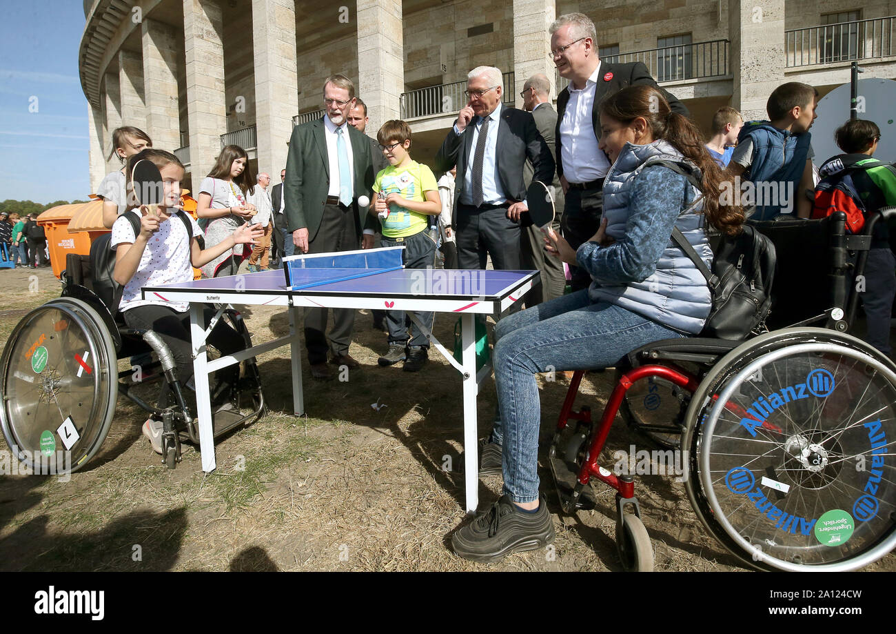 Berlino, Germania. 23 Sep, 2019. Il Presidente federale Frank-Walter Steinmeier (M) prende parte al cinquantesimo anniversario 'Gioventù' addestrato in stadio Olimpico di Berlino e osserva i giovani a ping pong giochi. Credito: Wolfgang Kumm/dpa/Alamy Live News Foto Stock