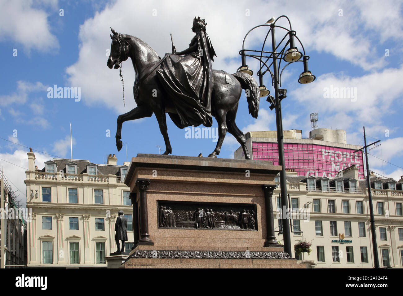 Glasgow Scozia George Square statua in bronzo della regina Victoria che commemora il Queens visita nel 1849 era Britains prima statua equestre di wom Foto Stock
