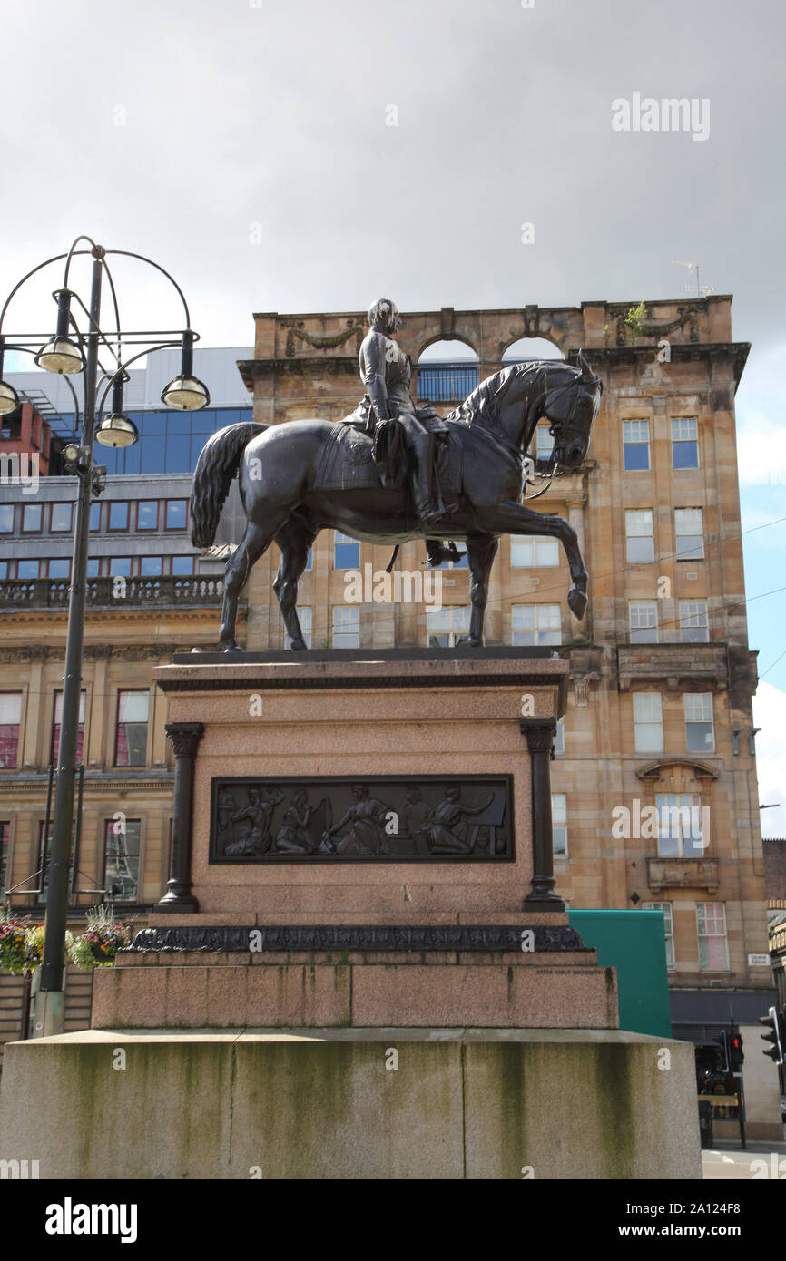 Glasgow Scozia George Square equestre in bronzo Statua del Principe Albert consorte della regina Victoria per commemorare il suo impatto delle nazioni progressi r Foto Stock