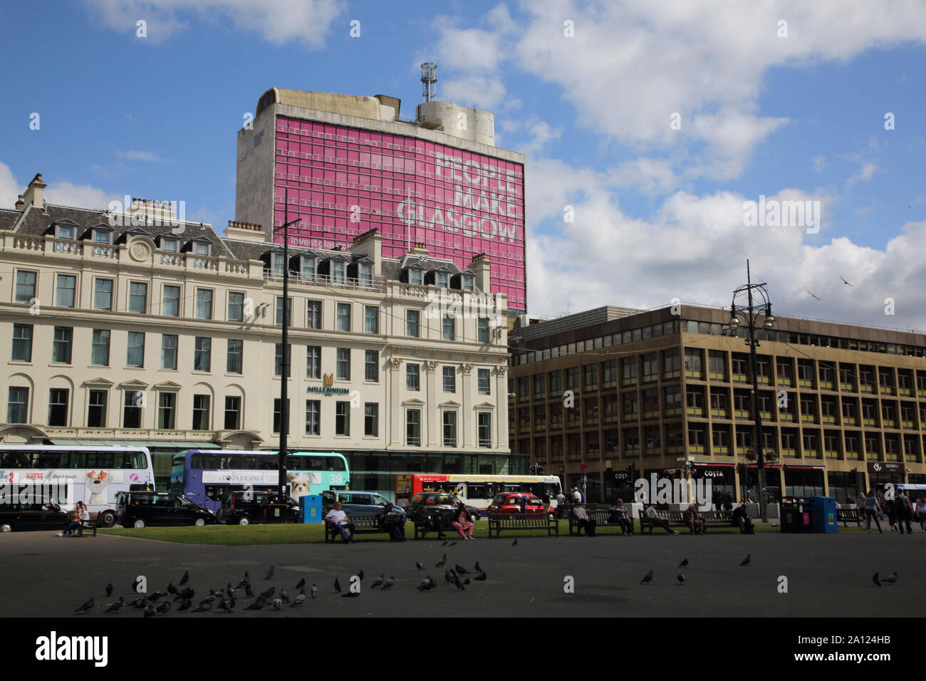 Glasgow Scozia Piccioni in George Square e il traffico esterno Millennium Hotel e ha incontrato la torre con 'Le persone fanno Glasgow' Slogan dietro Foto Stock