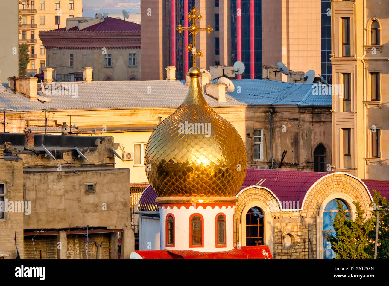 Golden cupola della chiesa di San Michele Arcangelo, Baku, Azerbaijan Foto Stock