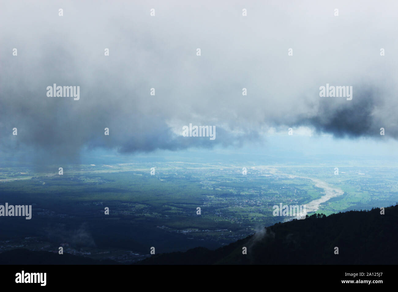 È una giornata bellissima e il clima è molto bello. La nuvola sembra molto bella. Ho fatto clic su questa fotografia a circa 16000 metri. Foto Stock