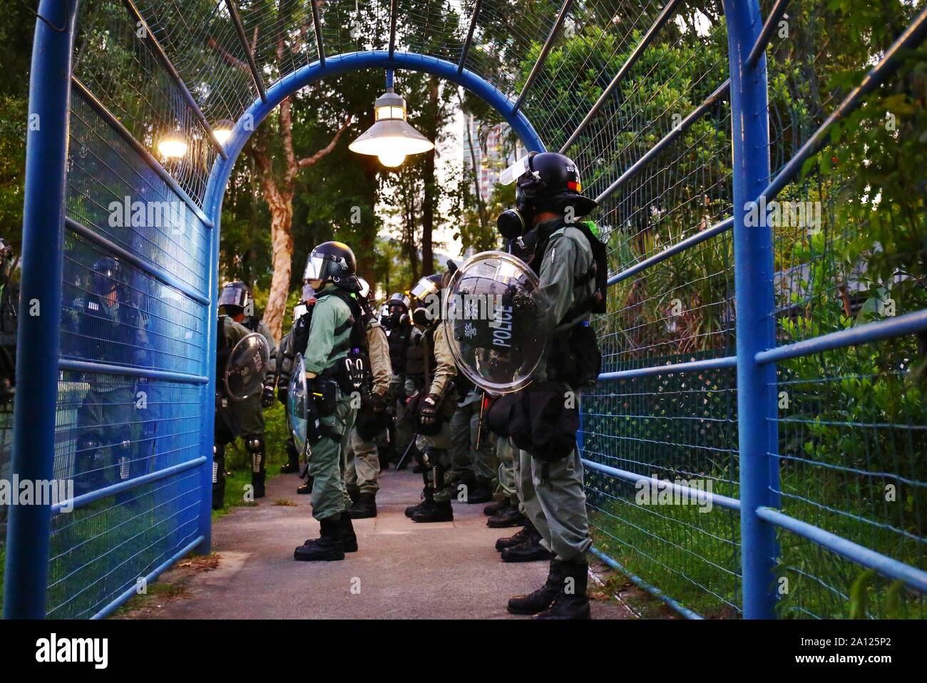 Hong Kong, Cina. Il 22 settembre, 2019. Anti-sommossa la polizia cerca la statina Park per i manifestanti. Credito: Gonzales foto/Alamy Live News Foto Stock