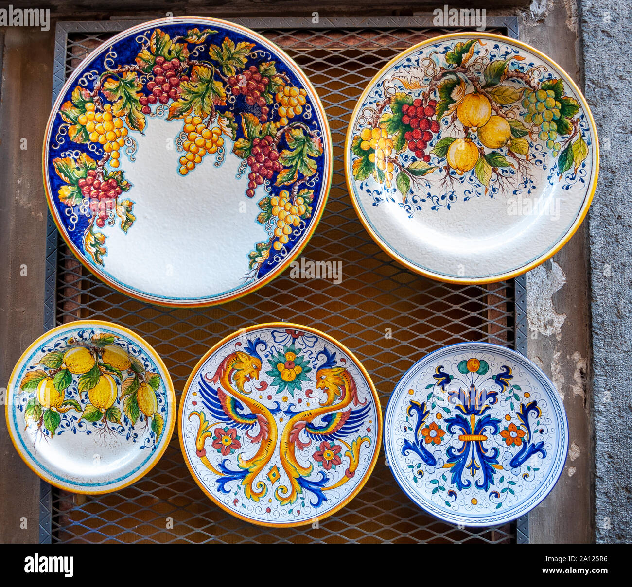 Orvieto, Italia. Ceramiche artistiche in stile rinascimentale, tipico della città famosa per il Duomo, un capolavoro di architettura gotica. Foto Stock