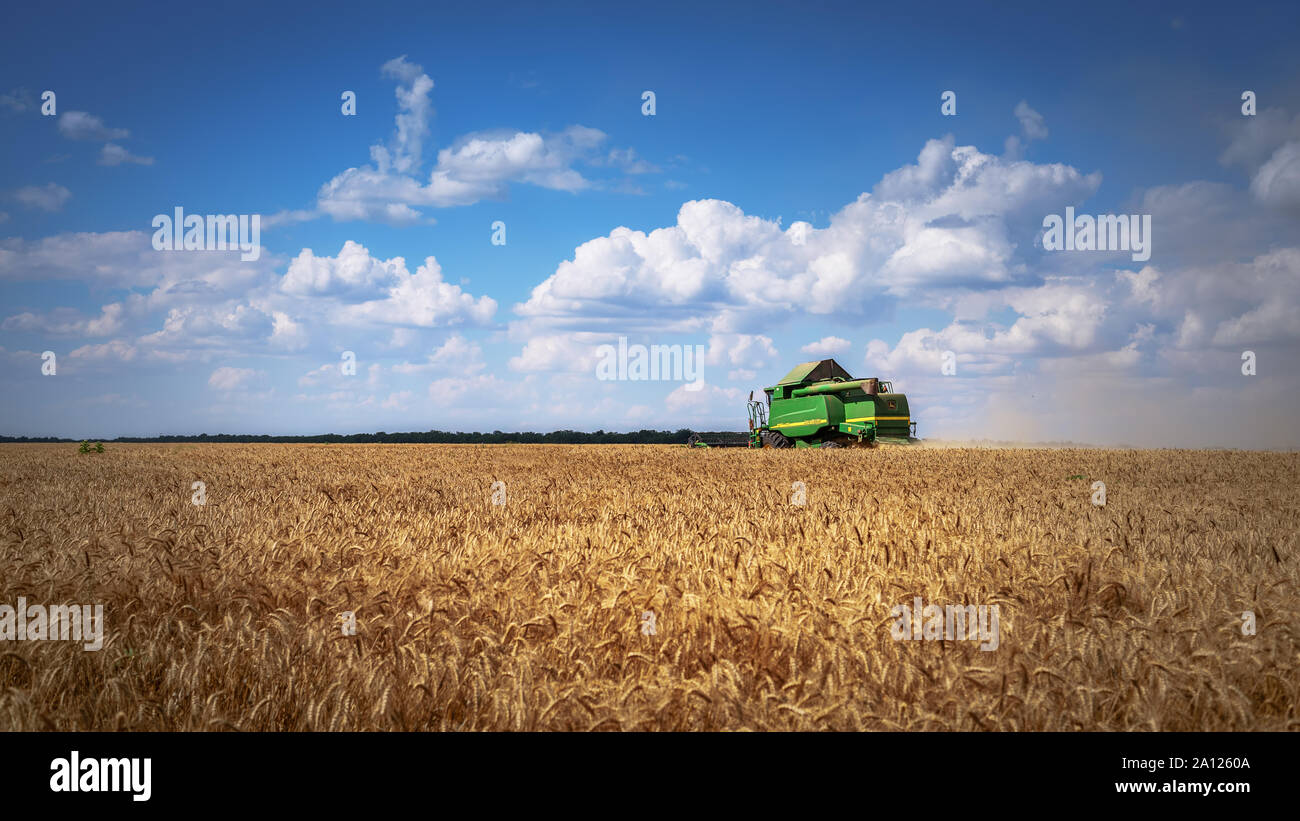 Dobrich, Bulgaria - 8 lug 2016 arando un campo con John Deere. John Deere è stato fabbricato nel periodo 1995-1999 e ha JD 7.6L o da 8,1 a 6 cil en diesel Foto Stock