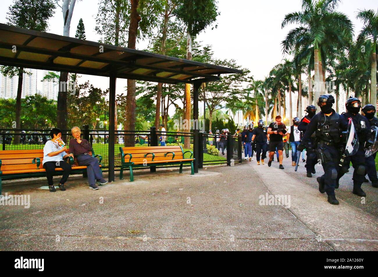 Hong Kong, Cina. Il 22 settembre, 2019. Anti-sommossa la polizia cerca la statina Park per i manifestanti. Credito: Gonzales foto/Alamy Live News Foto Stock