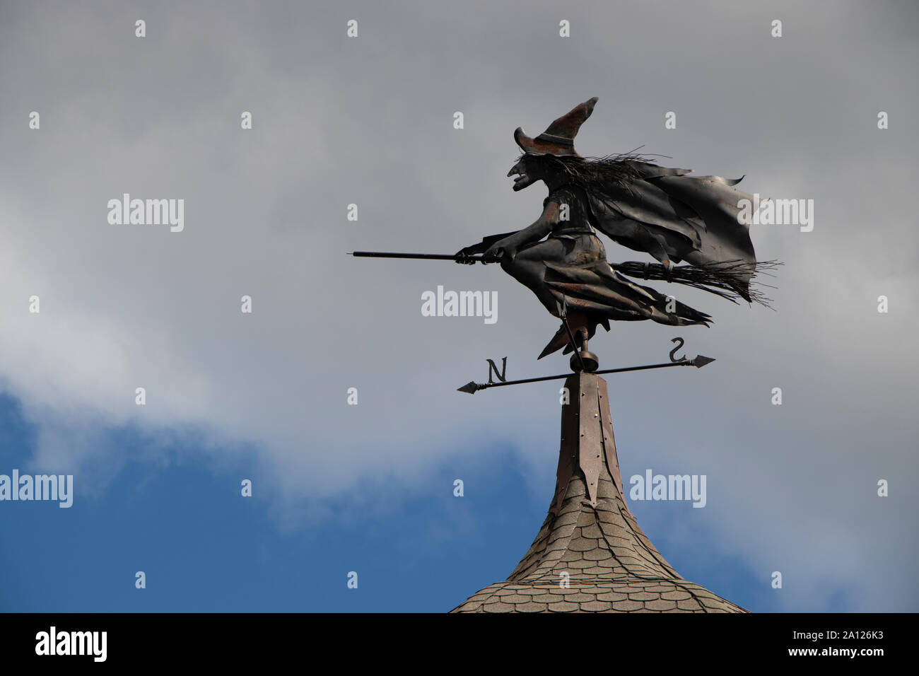 Agosto 31, 2019 Fitch Bay, Québec, Canada: Strega banderuola alla strega il Castello di Baia Foto Stock