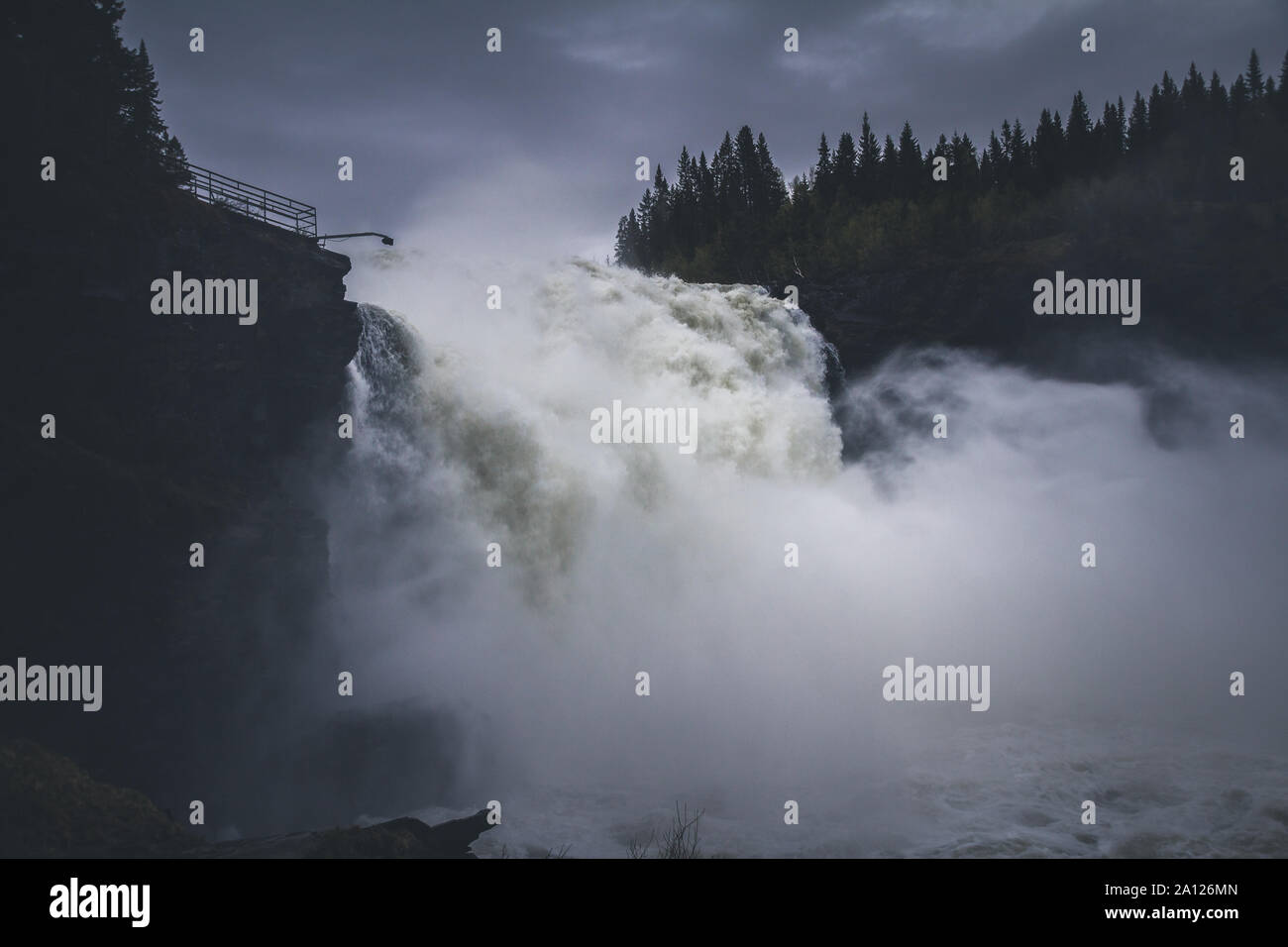 La cascata più grande della Svezia. Livello di acqua alta del fiume dopo la grande pioggia cade. Svedese natura potente. Foto Stock