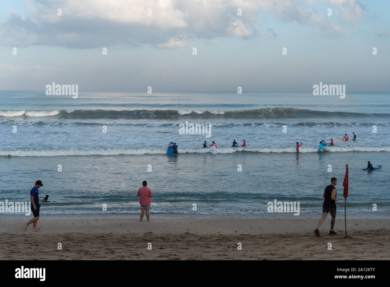 KUTA/BALI, luglio 06 2019-Kuta spiaggia atmosfera al mattino pieno di turisti locali e stranieri. La spiaggia di Kuta e' una delle destinazioni turistiche preferite Foto Stock