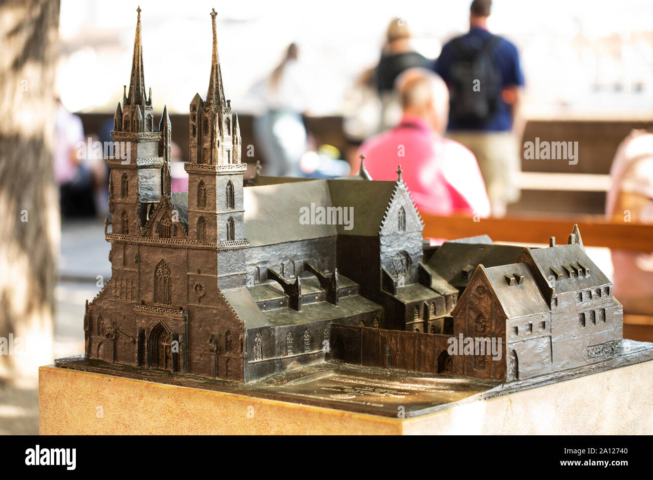 Un modello in bronzo fuso della cattedrale di Basilea che si trova sulla piattaforma panoramica di Pfalz sul fiume Reno, dietro la cattedrale di Basilea, Svizzera. Foto Stock