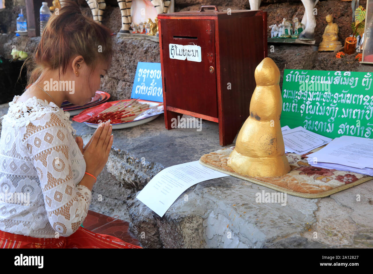 Prière devant autel delle Nazioni Unite. Wat Simuong. Wat Si Muang. Vientiane. Laos. / La preghiera prima di un altare. Wat Simuong. Wat Si Muang. Vientiane. Laos. Foto Stock