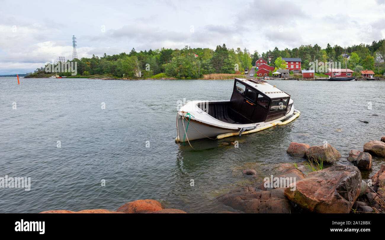 Naantali, Finlandia - 21 Settembre 2019: Motoscafo crash sulla spiaggia rocciosa sul giorno di pioggia. Foto Stock