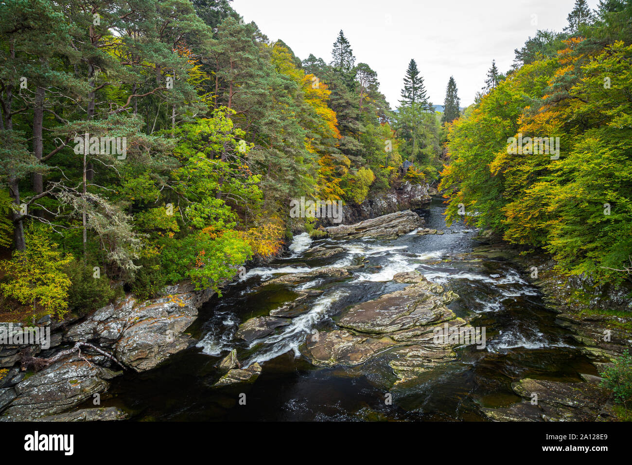 Città Invermoriston nelle Highlands Scozzesi. Colori autunnali e natura lungo il fiume Glenmoriston. Foto Stock