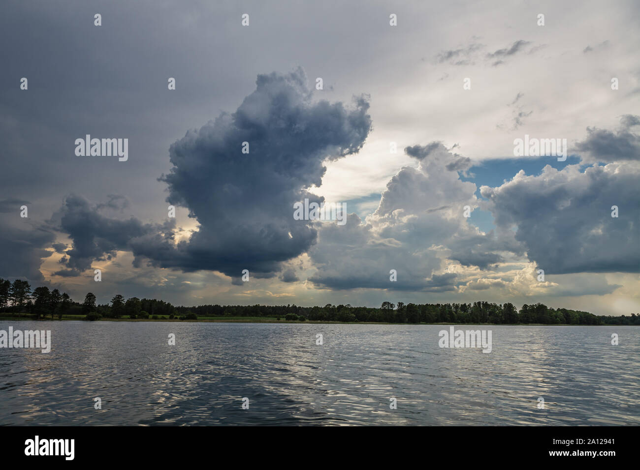 Tempesta di pesanti nuvole sopra il lago Foto Stock