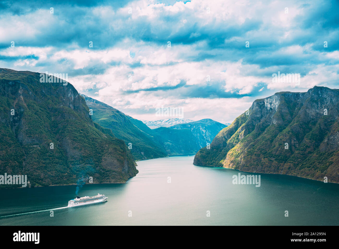 Sogn og Fjordane fiordo, Norvegia. Turista nave traghetto camicia flottante nel fiordo di incredibile Sogn og Fjordane. Estate vista panoramica del famoso Attrac naturale Foto Stock