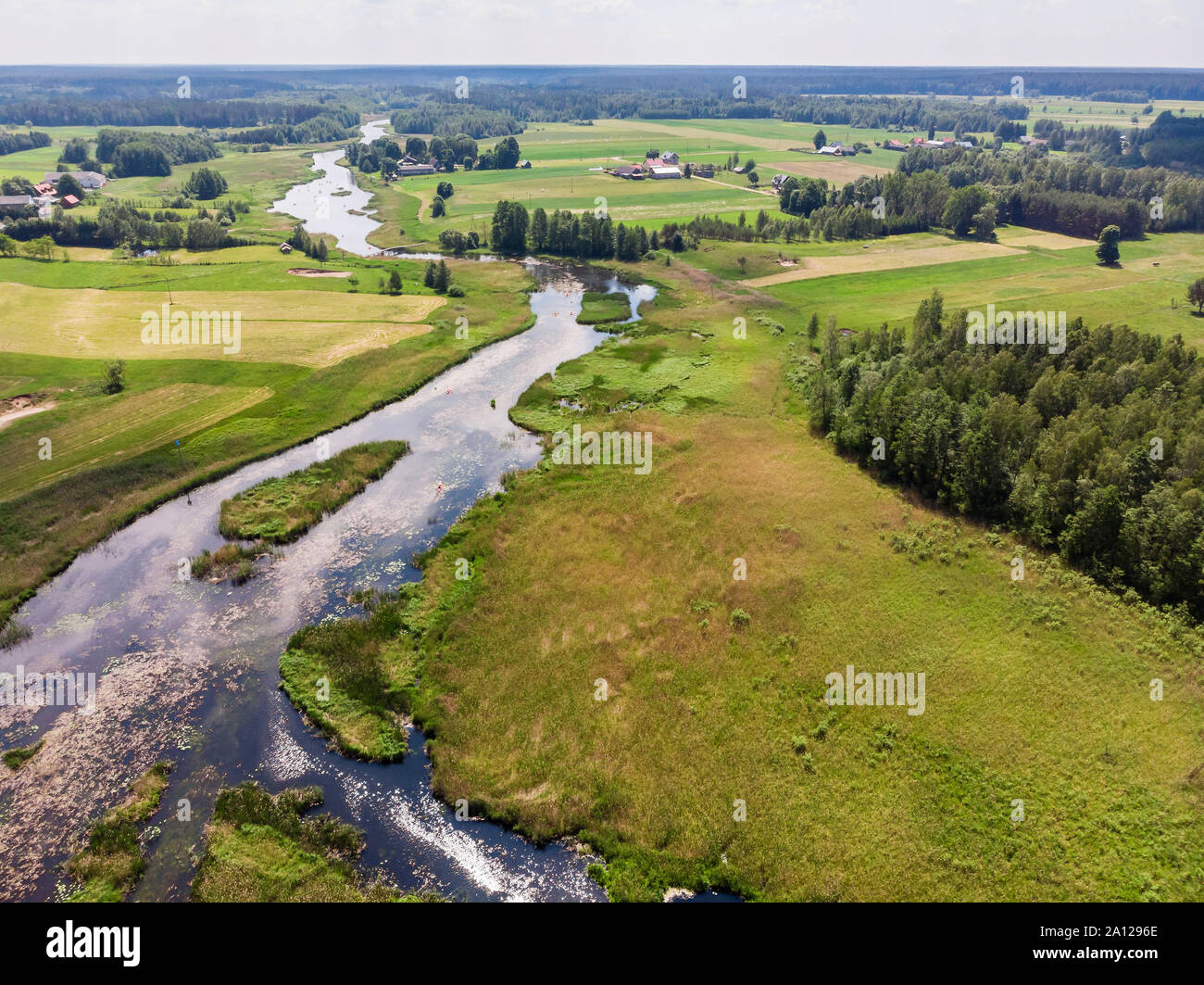 Vista aerea di kayak sul fiume Krutynia in una giornata di sole, Polonia Foto Stock