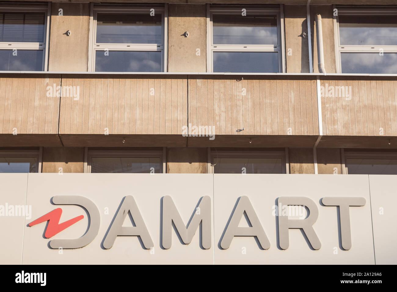 Lione, Francia - 14 luglio 2019: Damart logo nella parte anteriore del loro negozio principale per Lione. Damart è un francese di abbigliamento, società specializzata nel vestire isolante Foto Stock