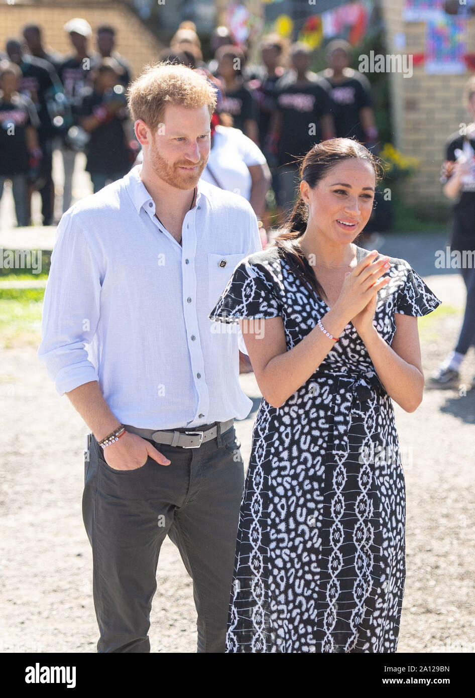 Il Duca e la Duchessa di Sussex durante una visita a Nyanga township di Cape Town, Sud Africa, il primo giorno del loro tour di Africa. Foto di PA. Picture Data: lunedì 23 settembre, 2019. Vedere PA storia ROYAL Tour . Foto di credito dovrebbe leggere: Dominic Lipinski/PA FILO Foto Stock