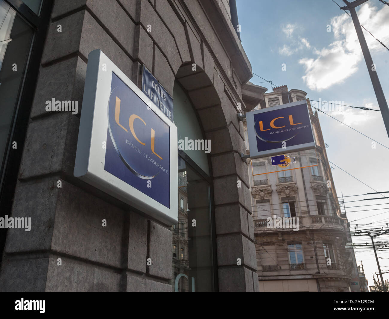 Lione, Francia - 14 luglio 2019: LCL logo nella parte anteriore del loro ufficio principale a Lione. LCL, o Credit Lyonnais, è una banca francese, uno dei più importanti Foto Stock