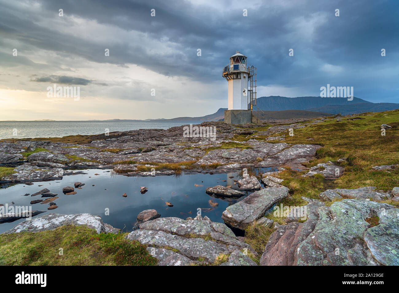 Cielo tempestoso oltre Rhue Lighthouse vicino a Ullapool nelle Highlands della Scozia Foto Stock