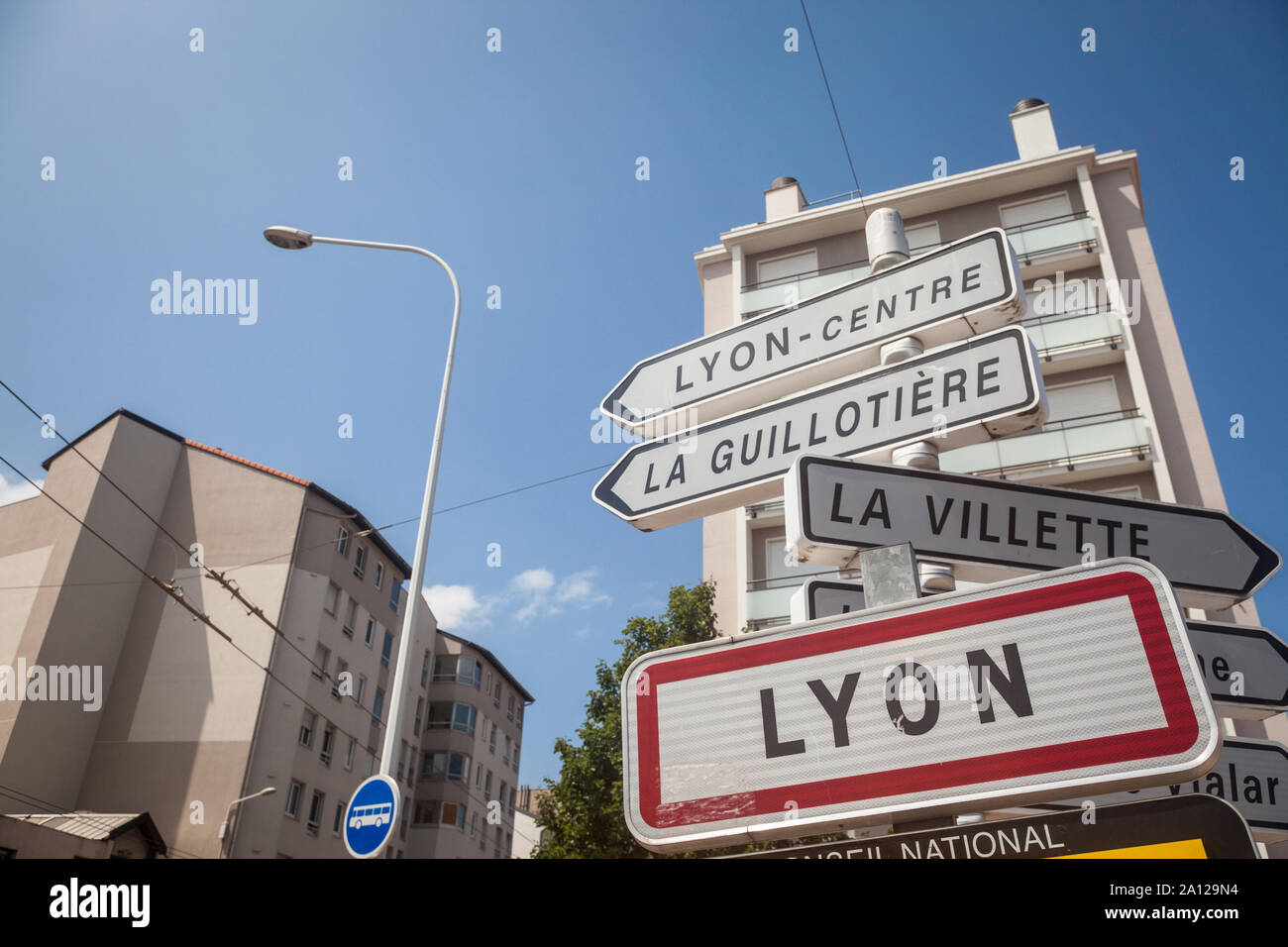 Lione, Francia - 15 luglio 2019: cartello stradale che indica l'entrata a Lione. Questo segno è un Francese standard targhetta visibile a ogni entrata a qualsiasi municipa Foto Stock