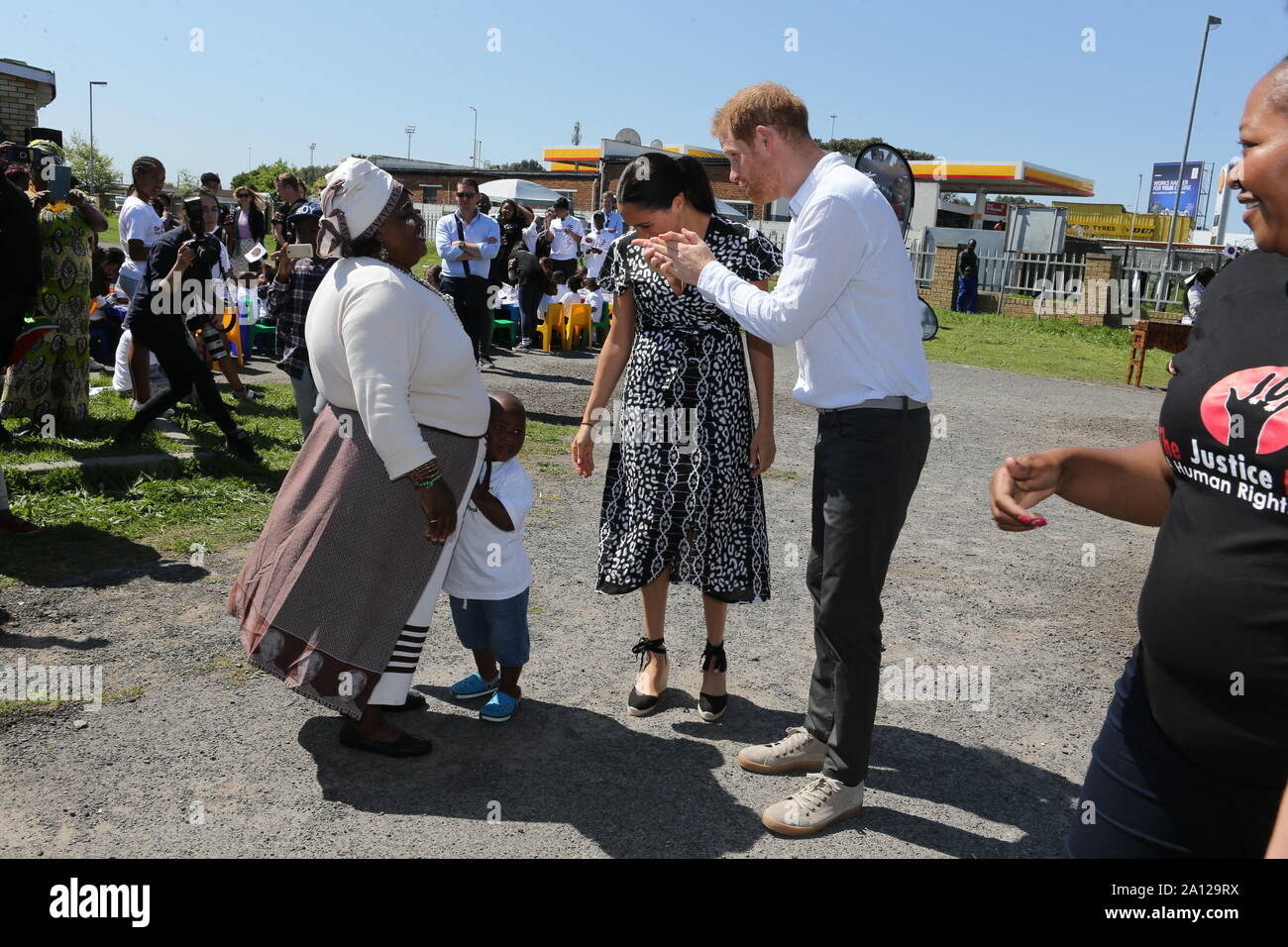 Il Duca e la Duchessa di Sussex iniziare la loro visita in Sud Africa nel Nyanga Township, Cape Town, con una visita alla giustizia Desk iniziativa, un workshop che insegna ai bambini circa i loro diritti, la consapevolezza di sé e la sicurezza e che prevede l'auto-difesa di classi e empowerment femminile formazione per giovani ragazze nella comunità. Foto di PA. Picture Data: lunedì 23 settembre, 2019. Vedere PA storia ROYAL Tour. Foto di credito dovrebbe leggere: Ian Vogler/PA FILO Foto Stock