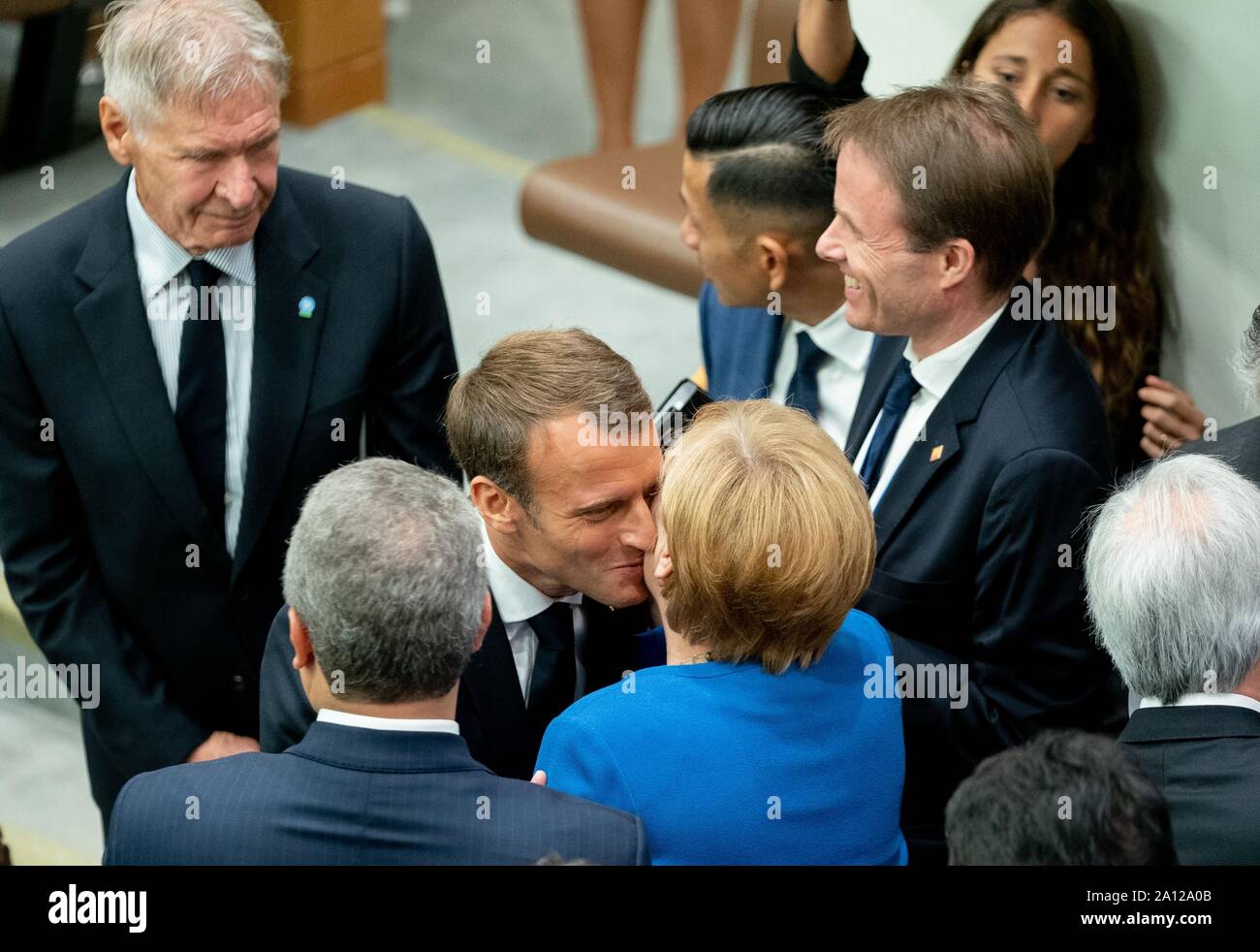 New York, Stati Uniti d'America. 23 Sep, 2019. Il cancelliere tedesco Angela Merkel (CDU) è accolto a margine del vertice Onu sul clima, all'incontro di Amazonas, presso le Nazioni Unite dal presidente francese Emmanuel Macron (M) e attore statunitense Harrison Ford (l). Le Nazioni Unite si aspetta più di 60 capi di Stato e di governo presenti al calcestruzzo, nuovi piani per ridurre le emissioni di CO2 in brevi discorsi di una durata massima di tre minuti. Credito: Kay Nietfeld/dpa/Alamy Live News Foto Stock