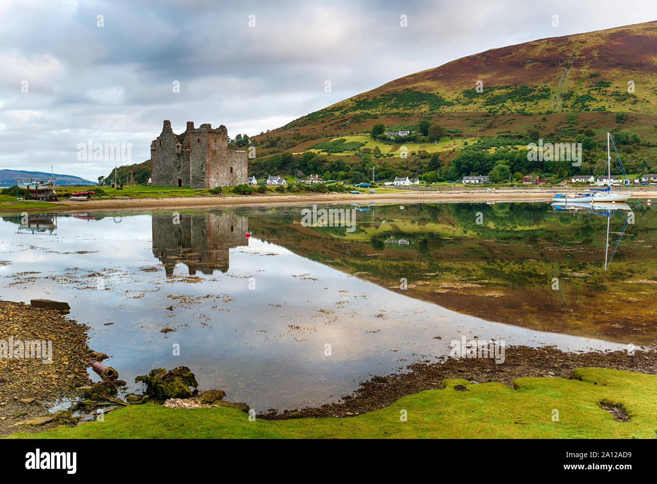 La mattina presto a Lochranza sull'isola di Arran, guardando fuori al vecchio castello in rovina Foto Stock
