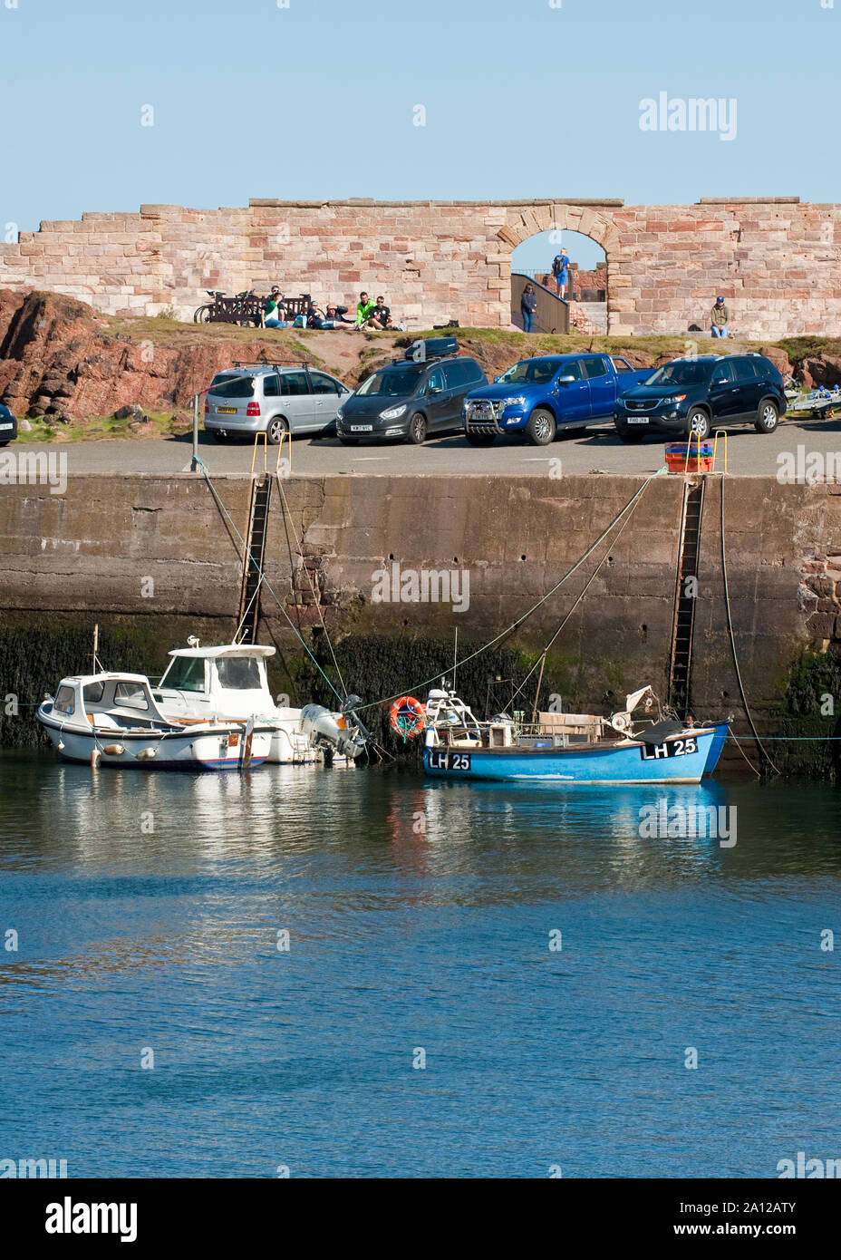 Vecchia batteria di artiglieria e costruzione di piccole barche da pesca nel Porto Victoria, Dunbar. Scozia Foto Stock