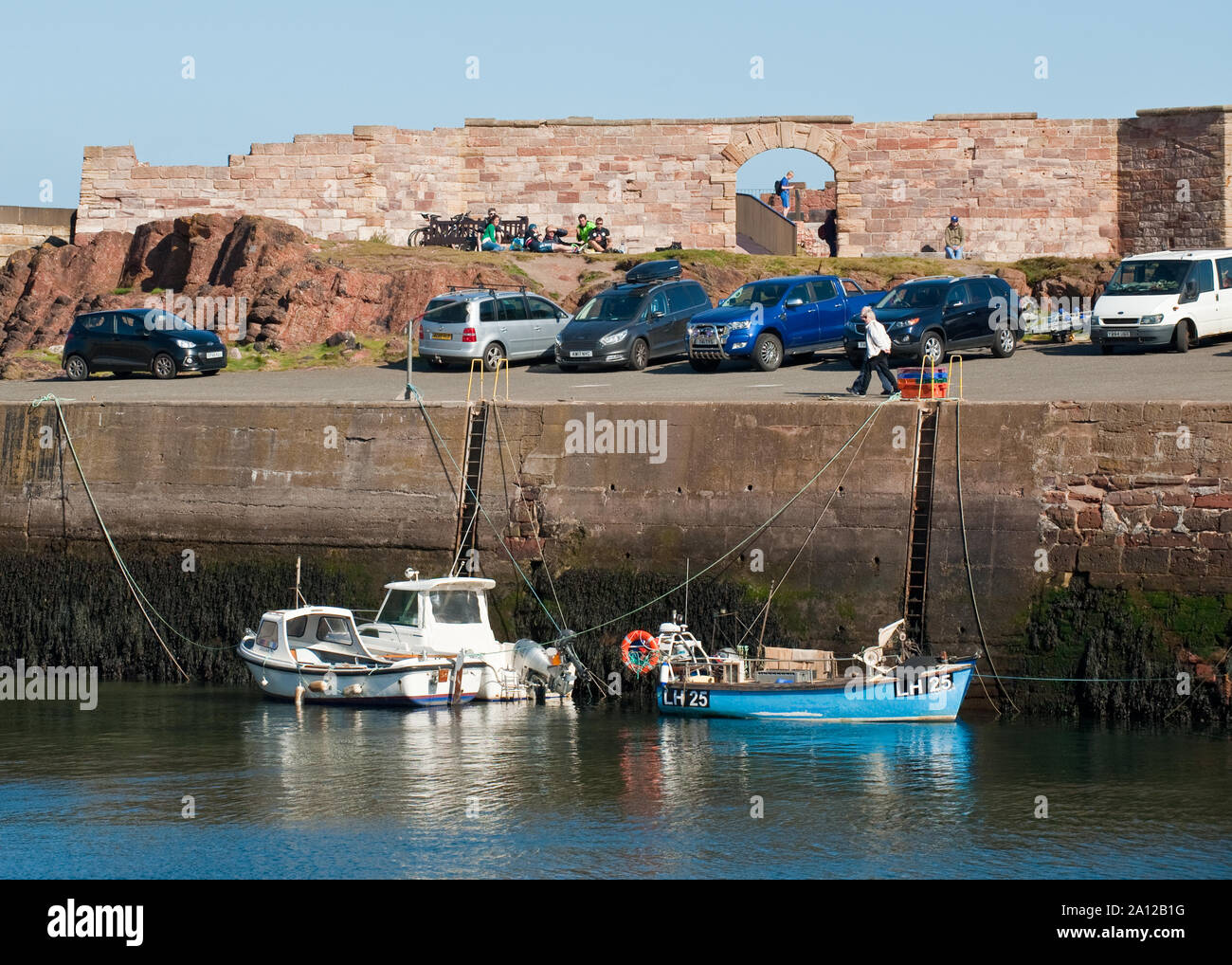 Vecchia batteria di artiglieria e costruzione di piccole barche da pesca nel Porto Victoria, Dunbar. Scozia Foto Stock