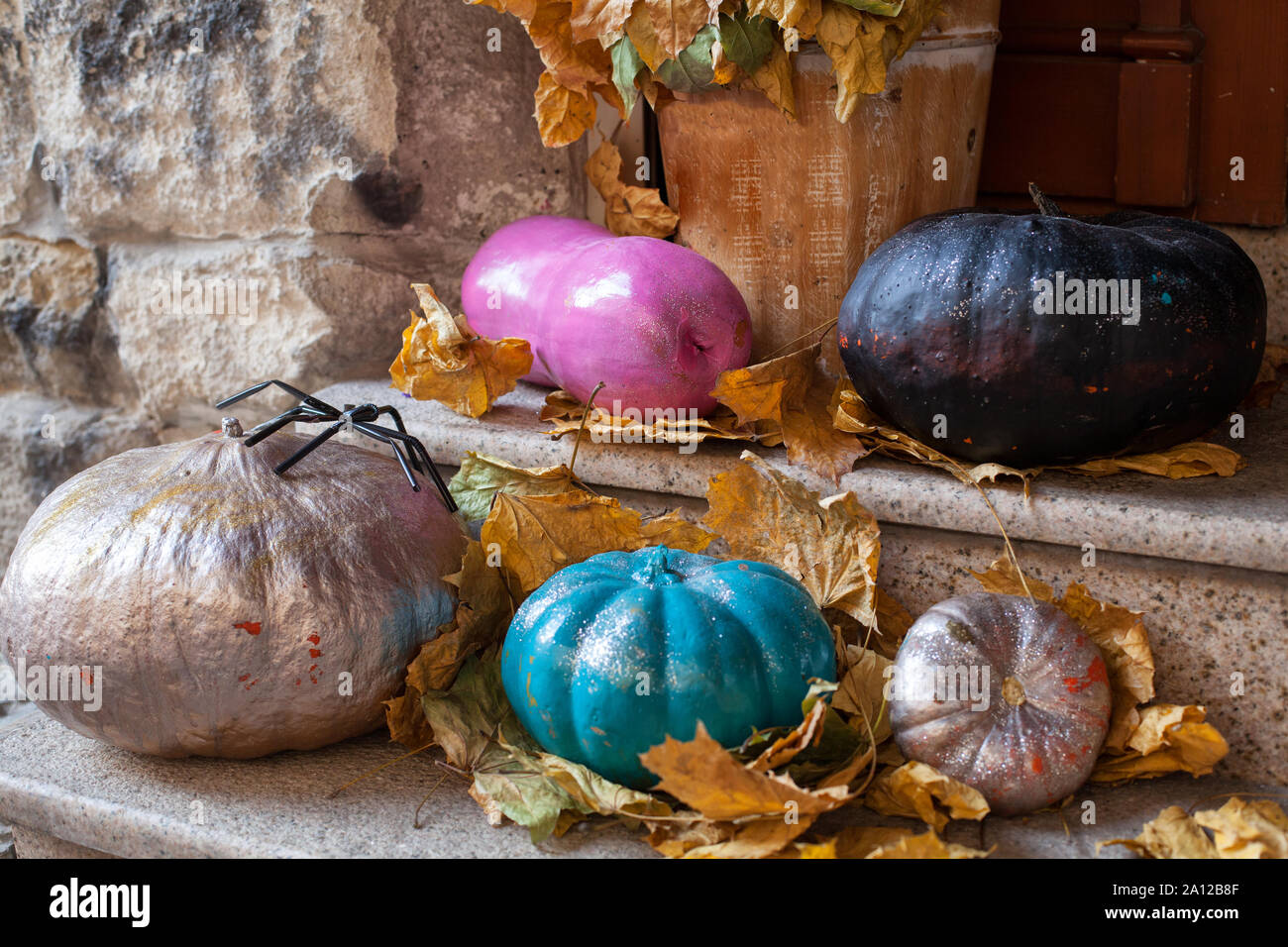 Halloween decorate sportello anteriore con vari colori e forme zucche. Foto Stock