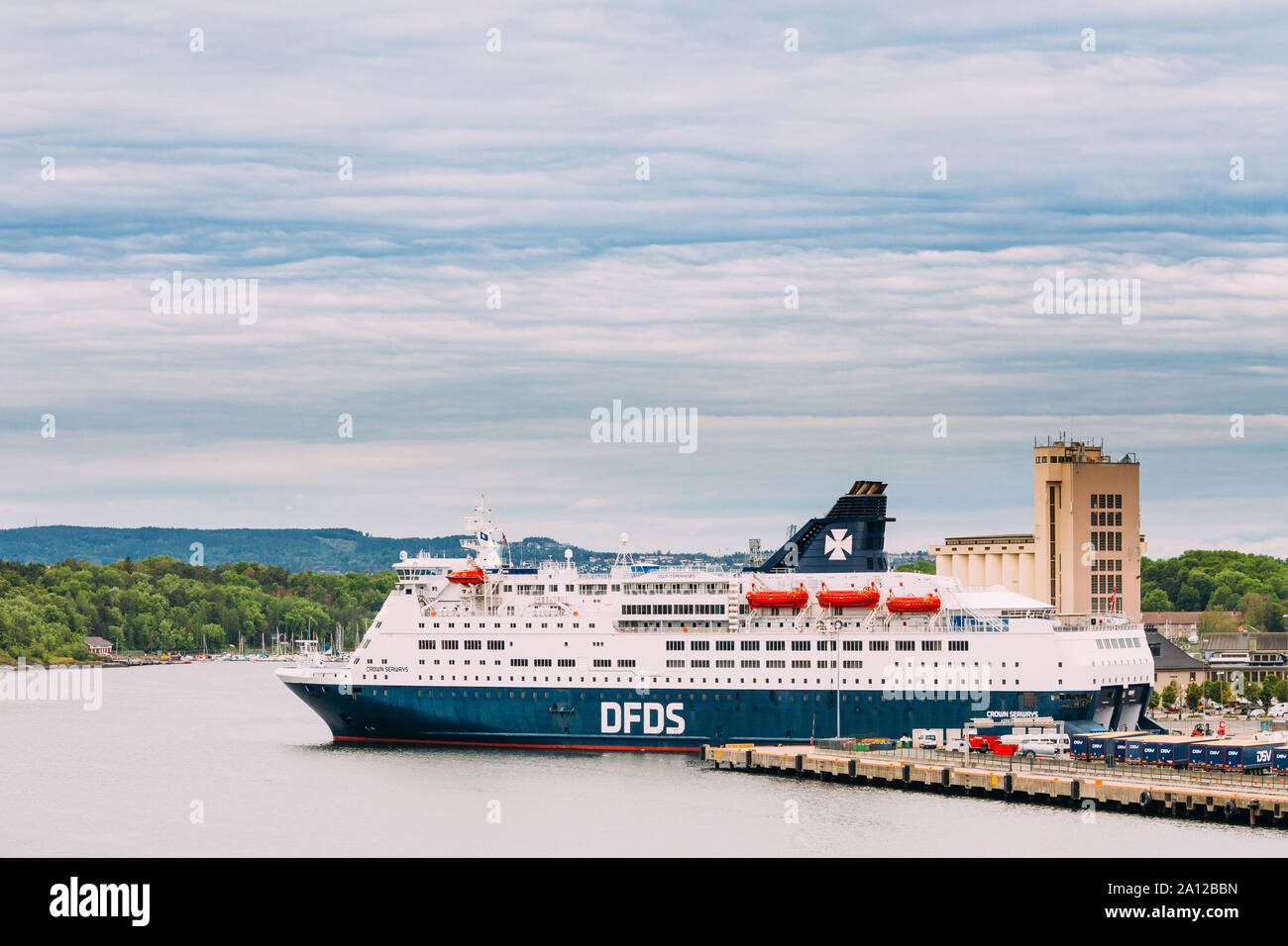 Oslo, Norvegia - 12 Giugno 2019: Moderno traghetto al molo di attesa per carico carico dal porto e l'imbarco dei passeggeri e dal terminale. DFDS è un danese in Foto Stock