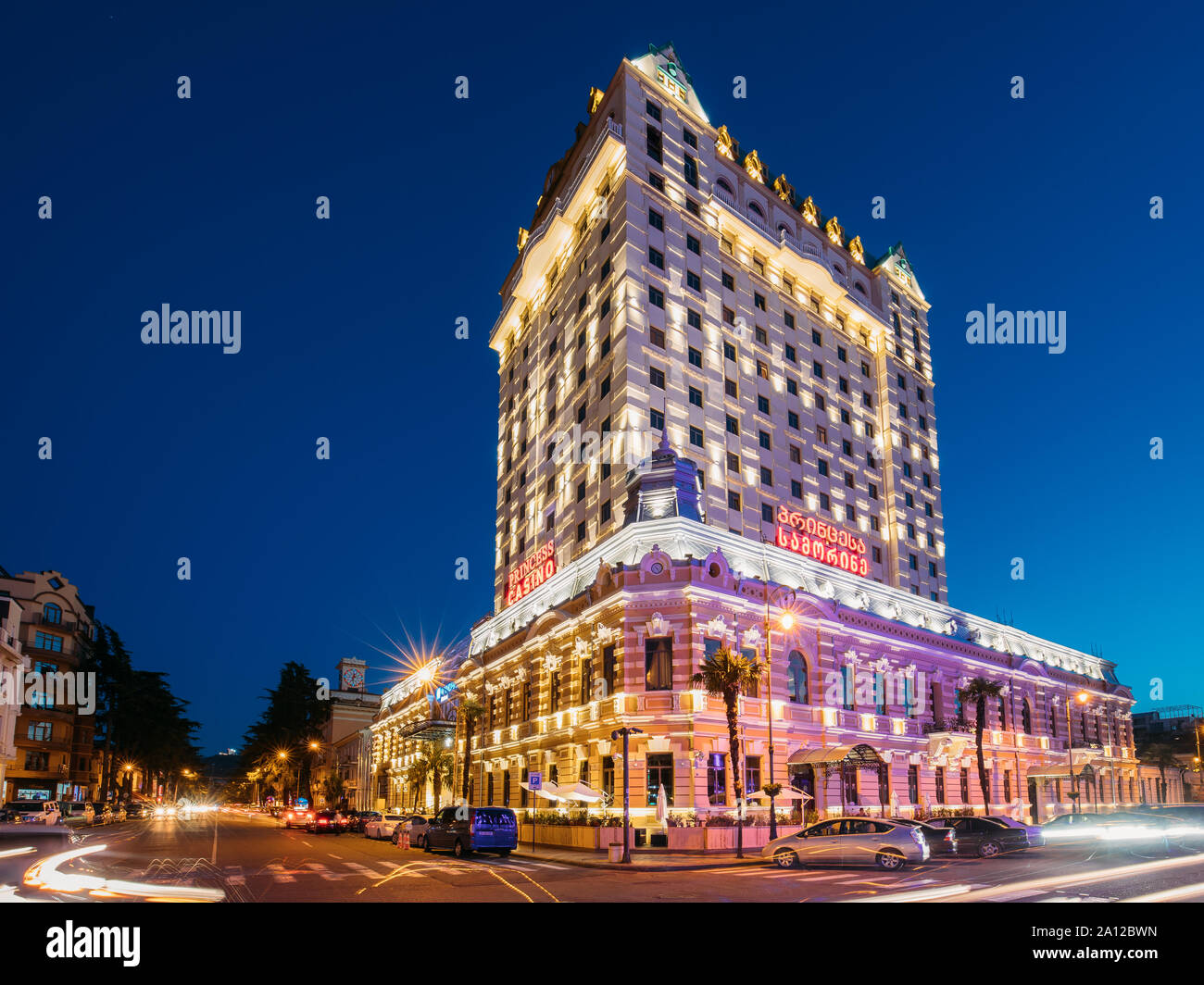 Batumi, Adjara, Georgia - 8 Settembre 2017: vista serale della Principessa Casino Batumi situato al primo piano del Wyndham Hotel in Europa Square. Foto Stock