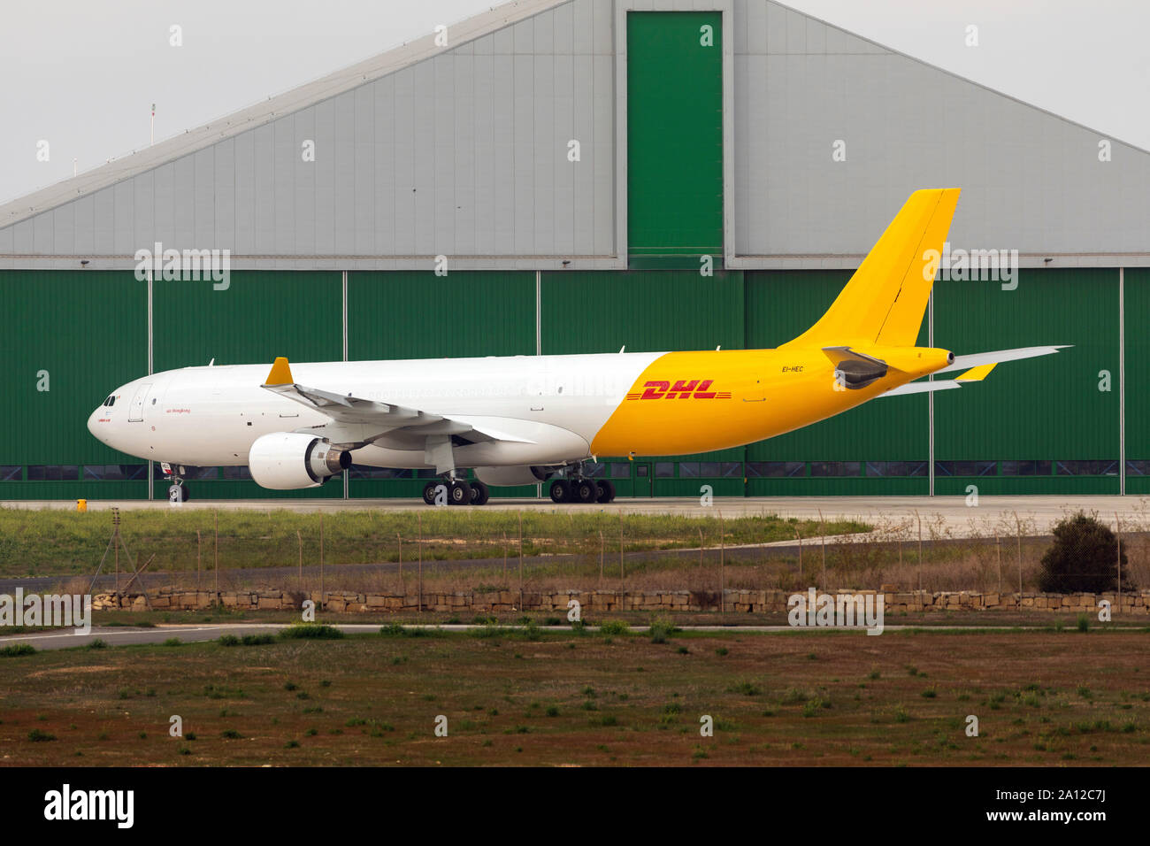 Air Hong Kong Airbus A330-322P2F (Reg: EI-HEC) parcheggiato di fronte alla ACM Malta Hangar. Foto Stock