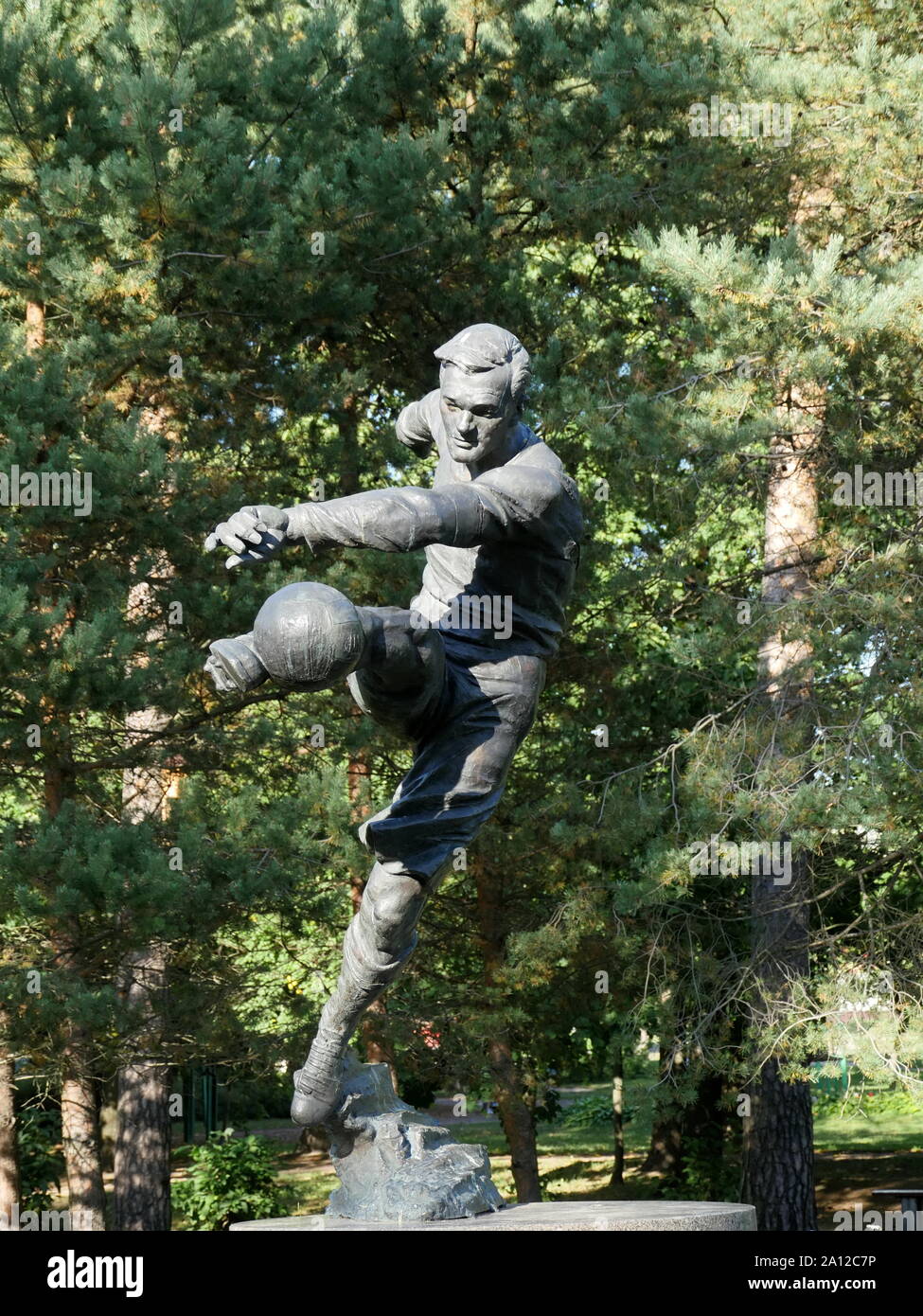 San Pietroburgo, Russia, Agosto 27, 2019 Monumento al giocatore di football Vsevolod Bobrov, giocatore di calcio calcio palla in movimento Foto Stock