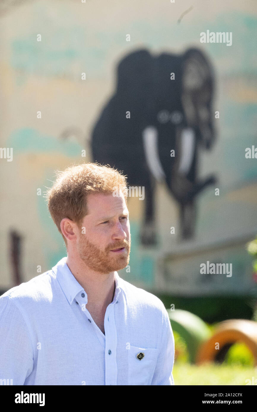 Il Duca di Sussex durante una visita a Nyanga township di Cape Town, Sud Africa, il primo giorno del loro tour di Africa. Foto di PA. Picture Data: lunedì 23 settembre, 2019. Vedere PA storia ROYAL Tour . Foto di credito dovrebbe leggere: Dominic Lipinski/PA FILO Foto Stock