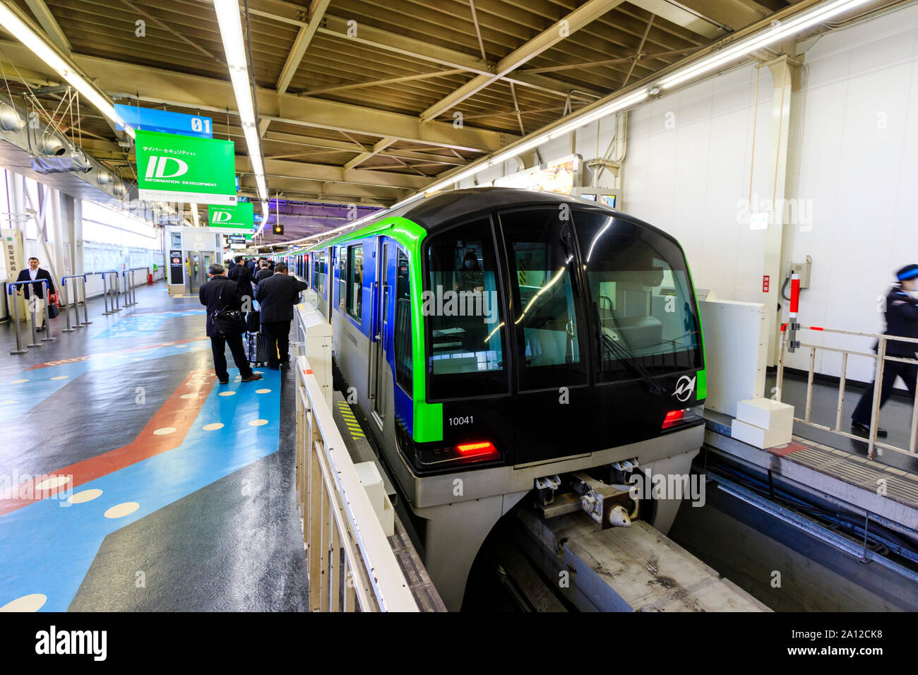 Tokyo Stazione Hamamatsucho interni. Tokyo treno monorotaia presso la piattaforma in partenza per Haneda International Airport. La gente in coda sulla piattaforma Foto Stock
