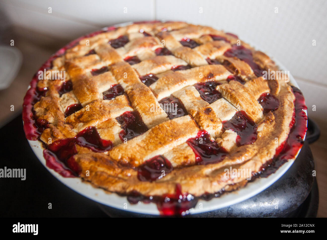 Gustosi piatti fatti in casa freschi di forno a doppia crosta classica torta di ciliegie, realizzata con ciliegie fresche, luce naturale , a casa la cucina. Foto Stock